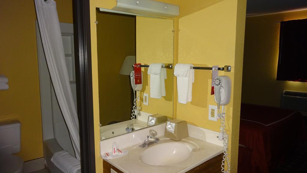 Super 8 By Wyndham Terre Haute Esterno foto