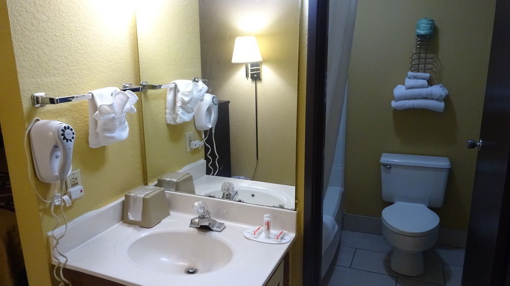 Super 8 By Wyndham Terre Haute Esterno foto